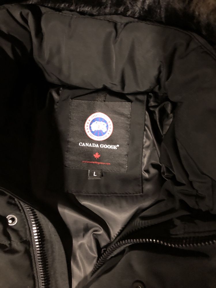 Продам зимову куртку пуховик Canada goose