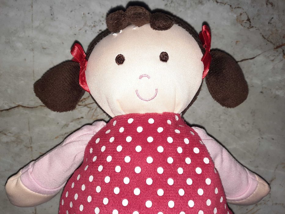 Lalka w czerwonej sukience z białymi kropeczkami