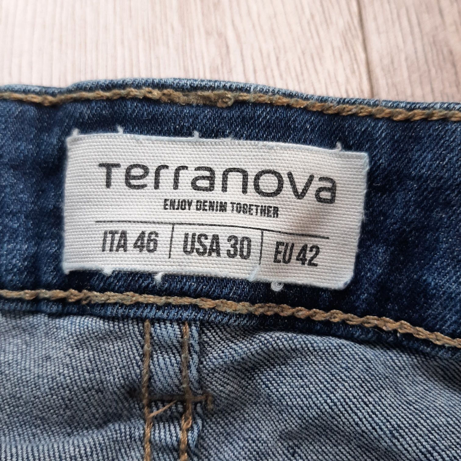 Krotkie spodenki jeans 42 terranova