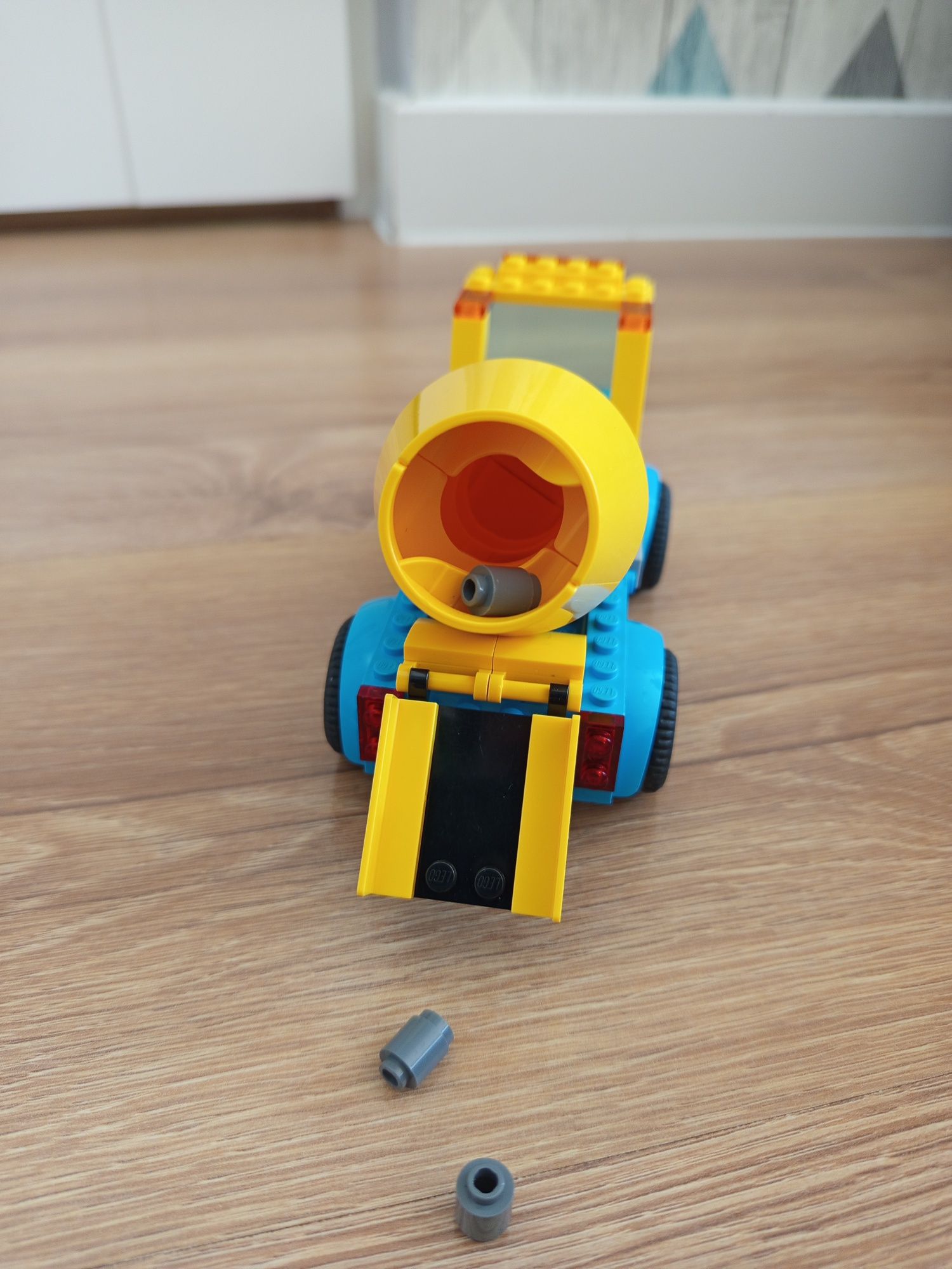 LEGO City 60325 Ciężarówka z betoniarką