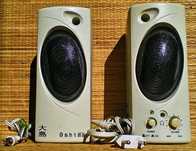 Colunas para PC: Oshima [Japan]; SonicGear - Morro200