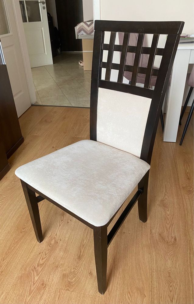 Krzesła do salonu tanio komplet zadbane