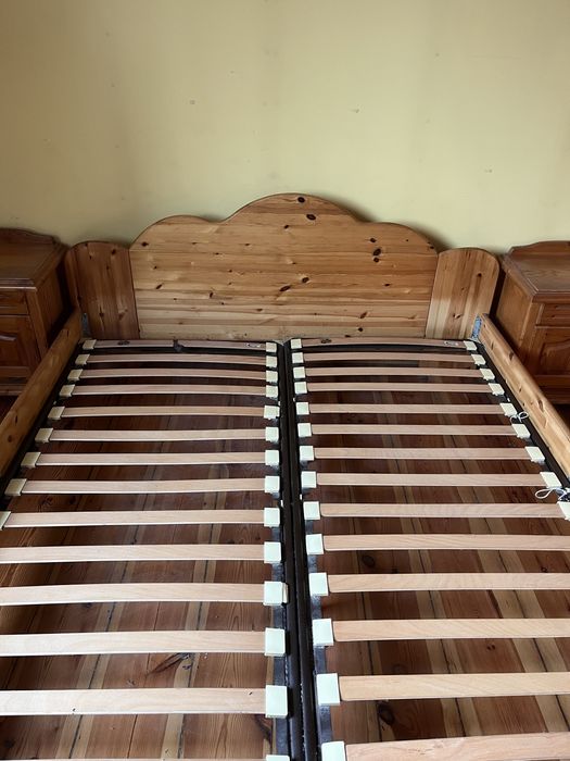 Drewniane łóżko sypialniane sosnowe