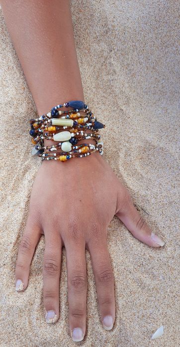 Pulseiras madre pérola,concha e missangas.
