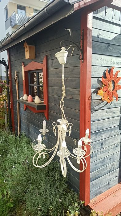 Lampa wisząca, żyrandol z ozdobnymi kryształami marki Ikea.