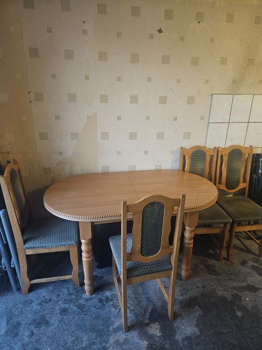 Stół rozkładany z krzesłami