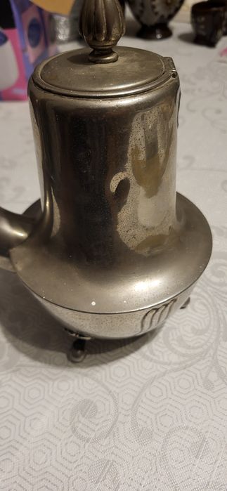 Stary metalowy dzbanuszek sygnowany z wyrwanym uchwytem