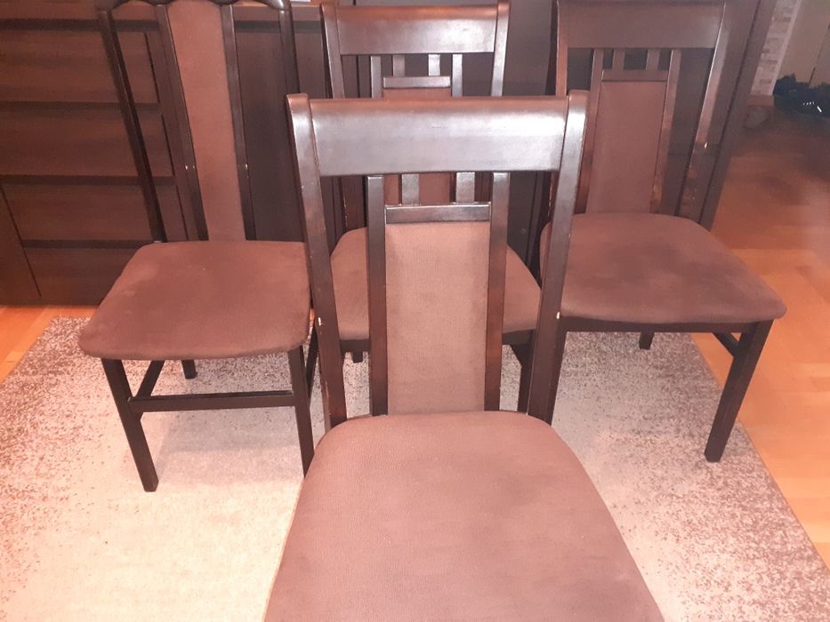 krzesła brązowe z obiciem