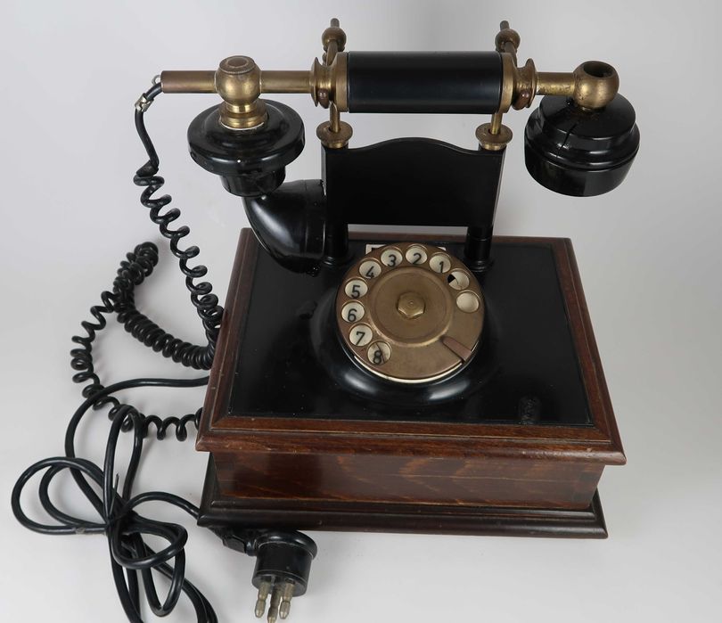 Telefone antigo em madeira