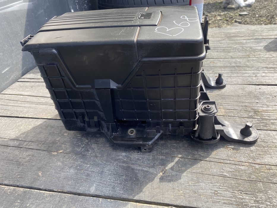 Корпус АКБ площадка акумулятора VW Passat B6 Octavia A5 Golf 5