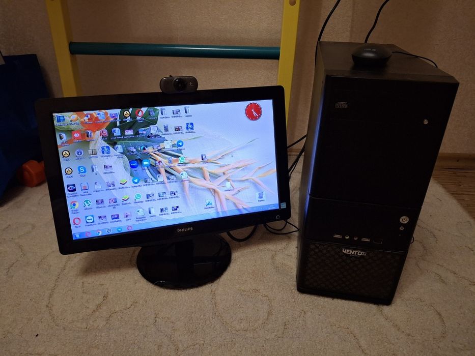 Стаціонарний комп'ютер блок, монітор, мишка та веб камера