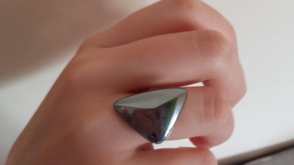 Oryginalny srebrny pierścionek z hematytem Warmet?