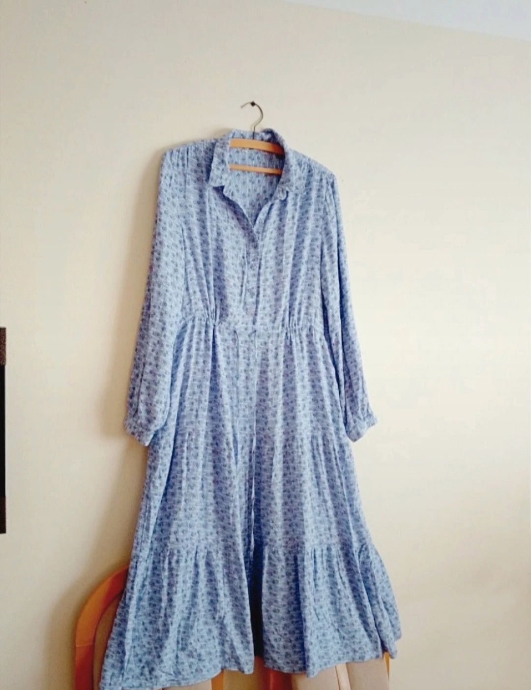 Śliczna niebieska w kwiaty midi sukienka z wiskozy,XL/42/14