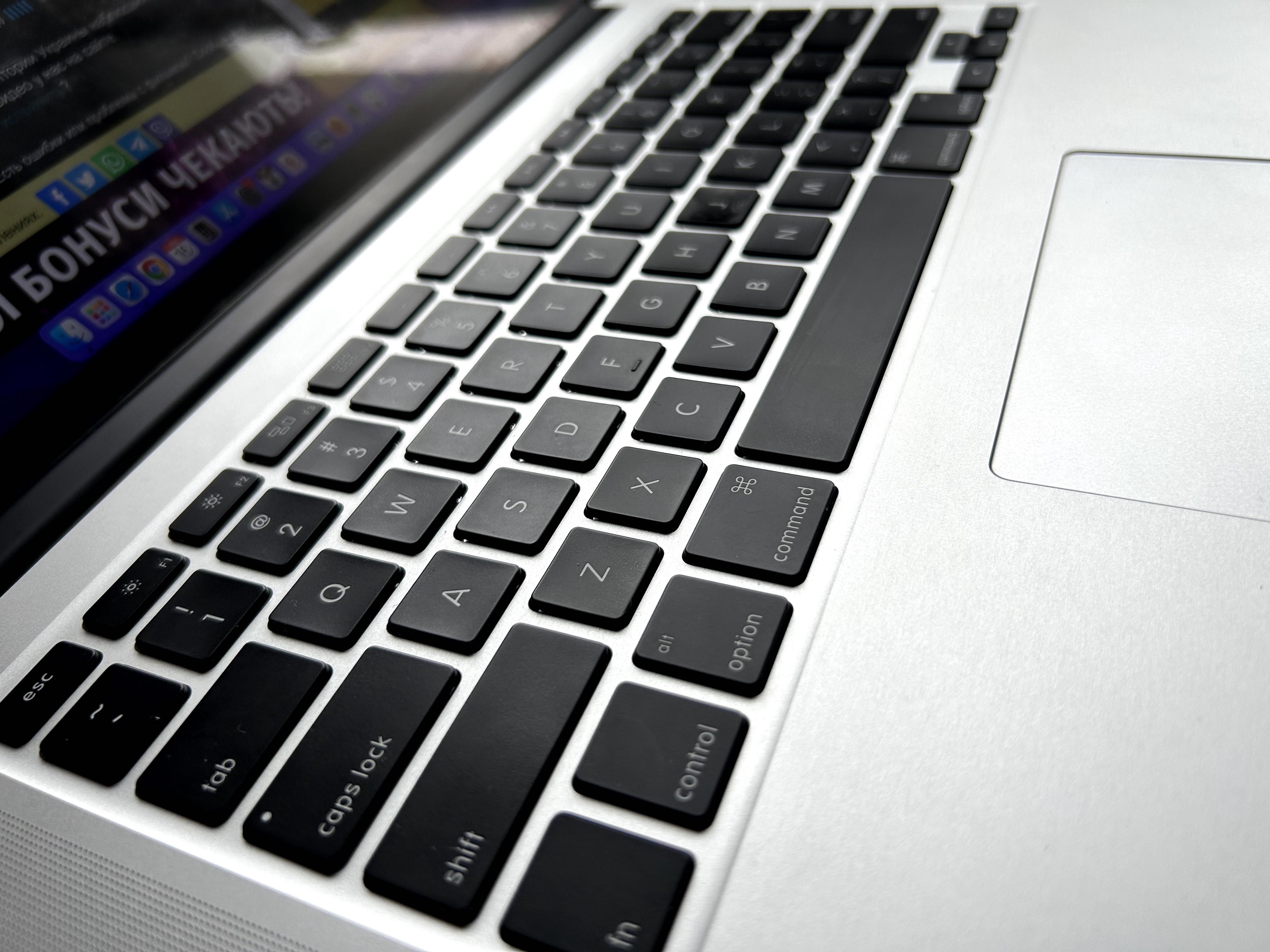 MacBook Pro 15.6 (Intel Core i7, 16 ГБ) з Європи!