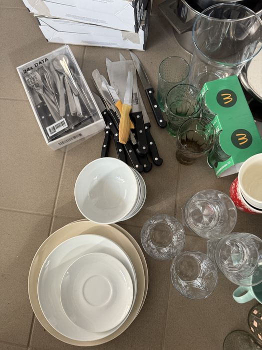 Zestaw naczyń zastawa talerze kubki szklanki sztućce wyposazenie miesz