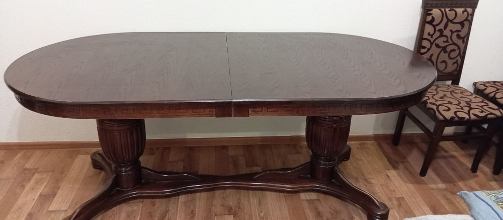 Гарний дерев'яний стіл