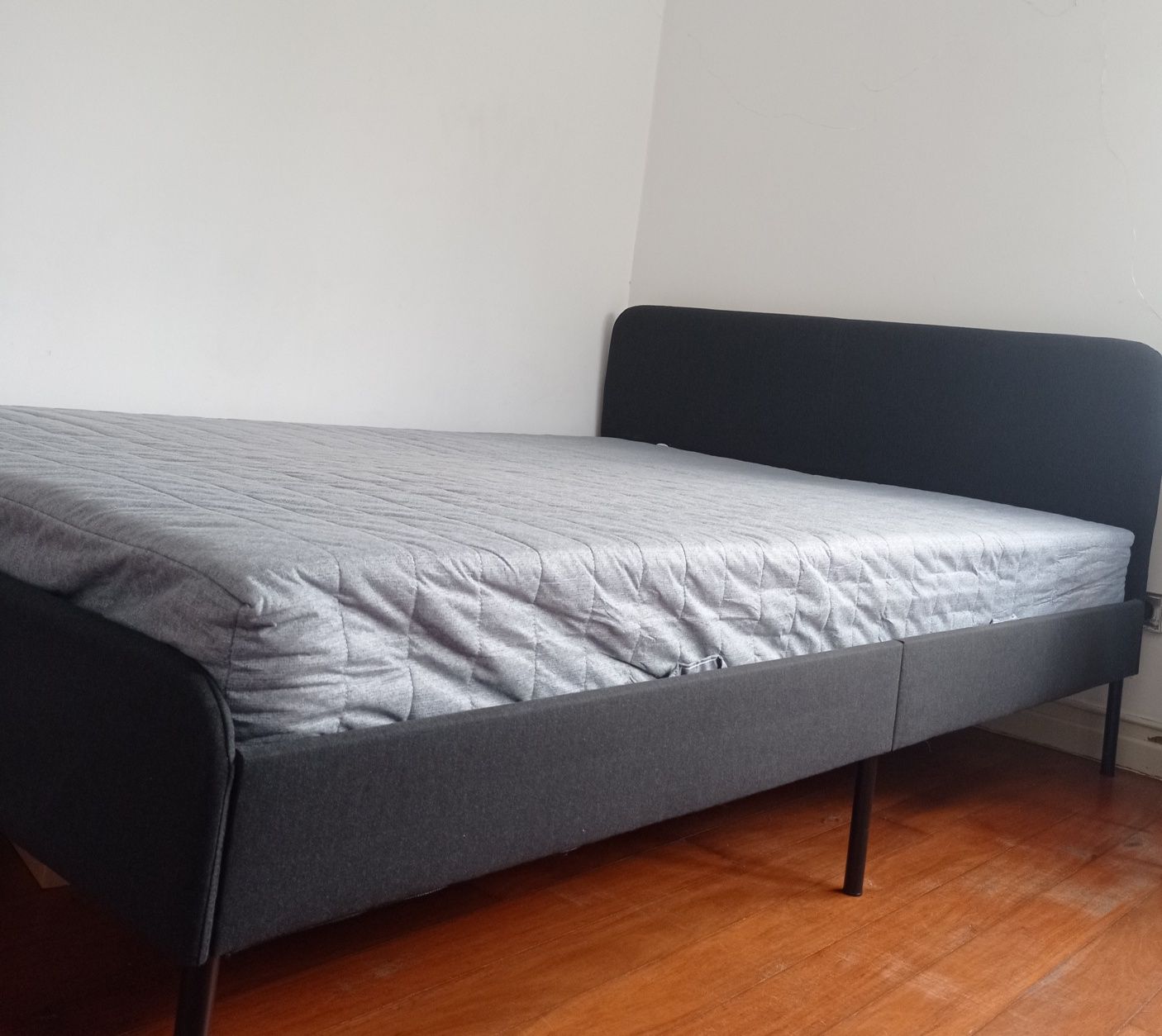 Cama e colchão como novos