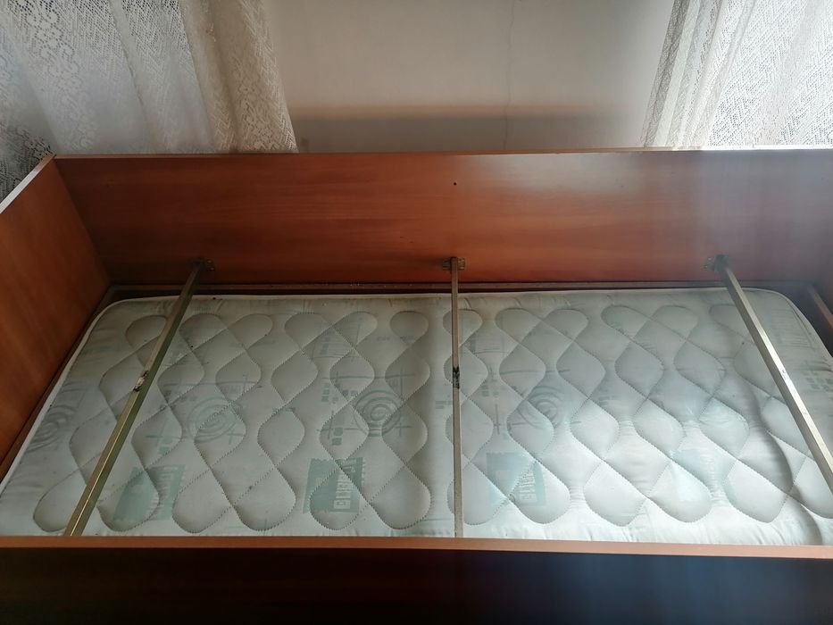 Cama solteiro com gavetão, 2 colchões (um nunca usado), ja desmontada.