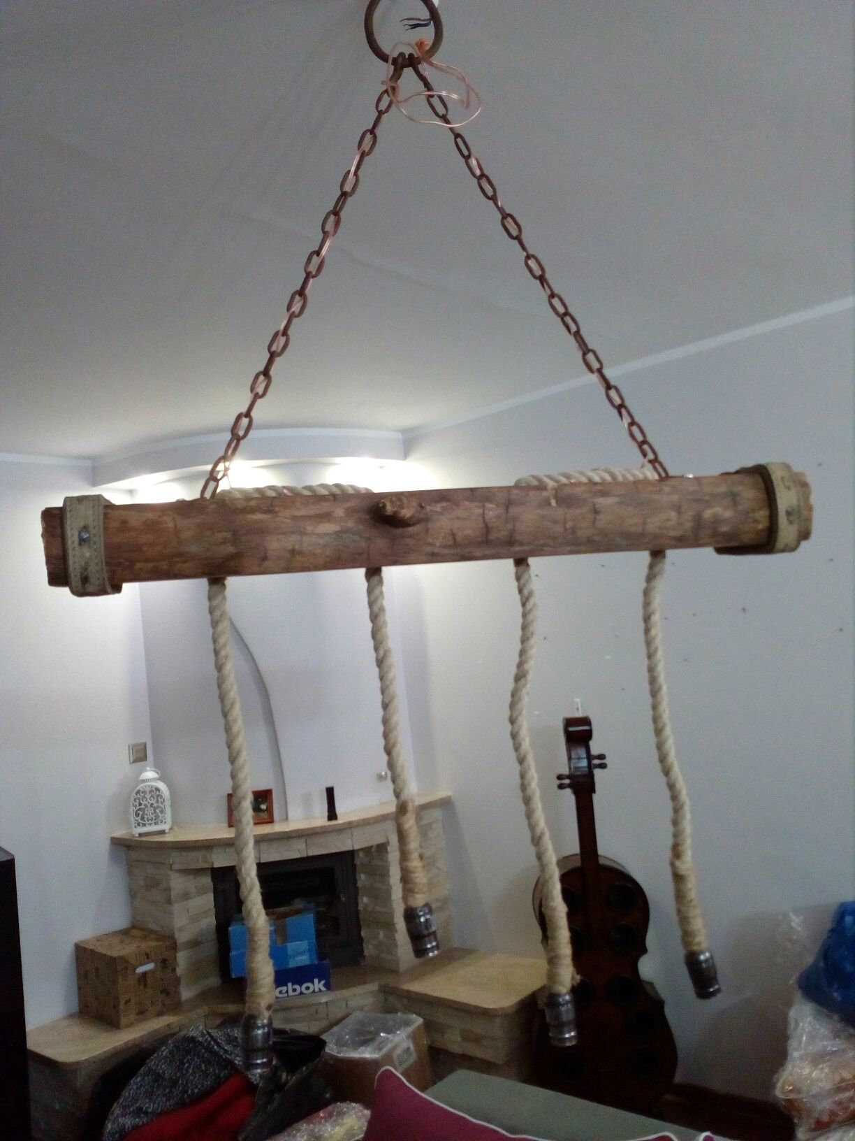 rustykalna lampa wisząca z belki, sznura i łańcucha na 3 żarówki