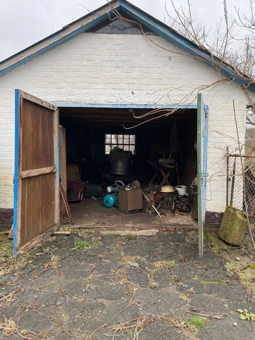 Будинок у селі з господарськими спорудами