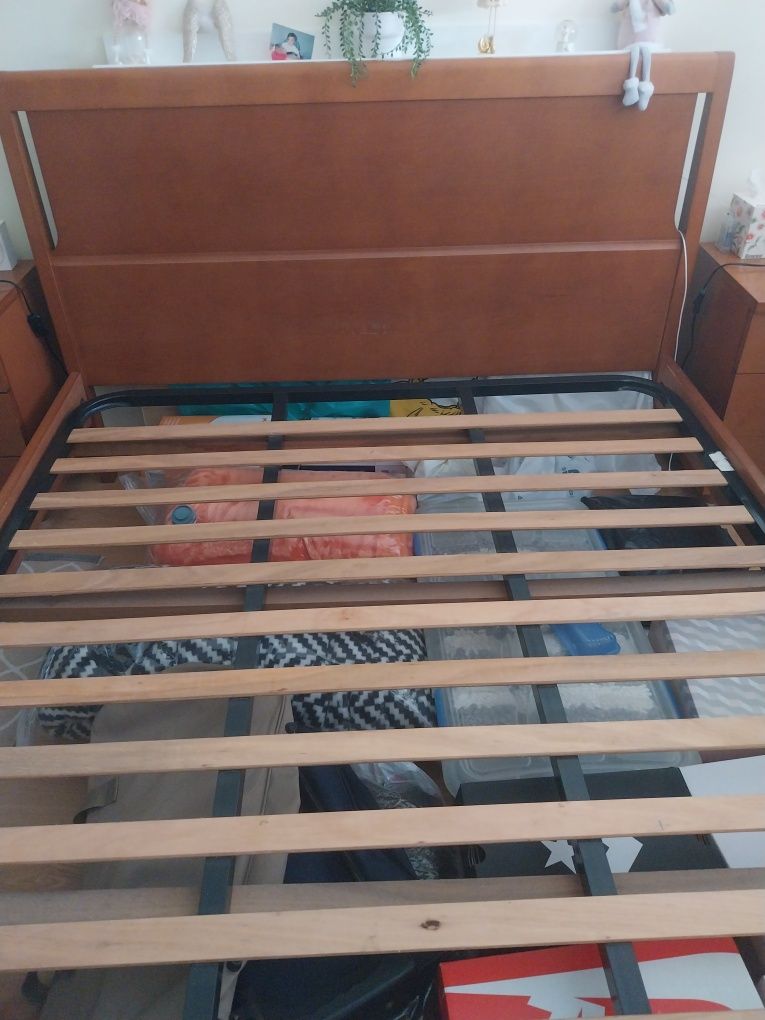 Cama casal madeira de cerejeira, com mesas de cabeceira