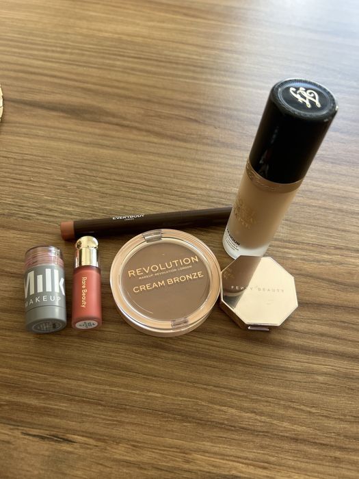 Zestaw kosmetyków bez rozświetlacza Fenty Beauty