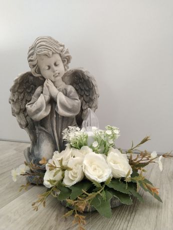 Anioł z dekoracją, stroik na grób, znicz