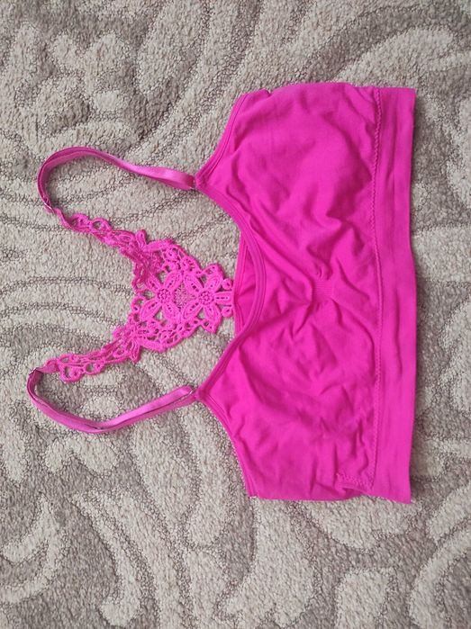 Różowa bluzka crop top z koronką