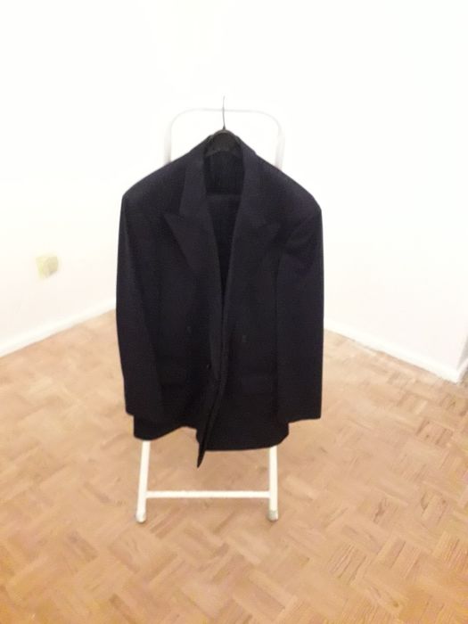 Fato preto otimo aspeto