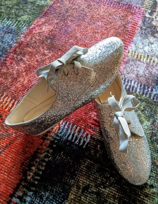 Sapatos novos com brilhos