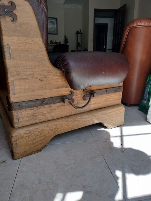 2 Cadeirões rústicos em couro e madeira maciça