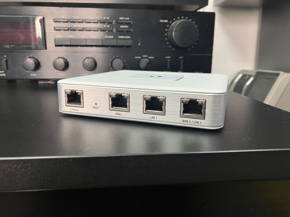 Маршрутизатор Uniquiti UniFi Security Gateway (USG)