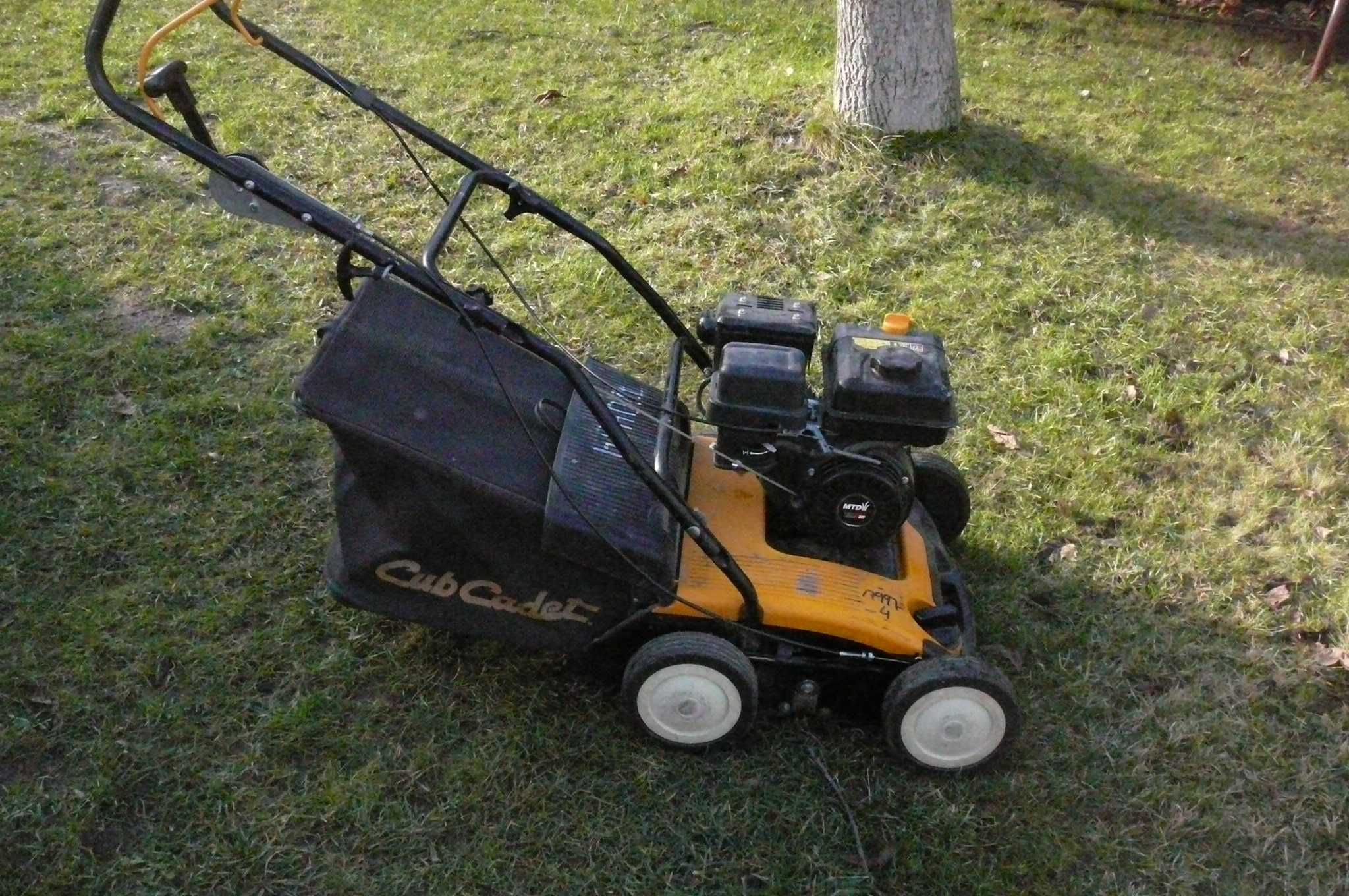 CUB CADET Wertykulator spalinowy z koszem 4 KM MTD