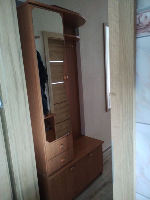 Szafka do przedpokoju z lustrem.