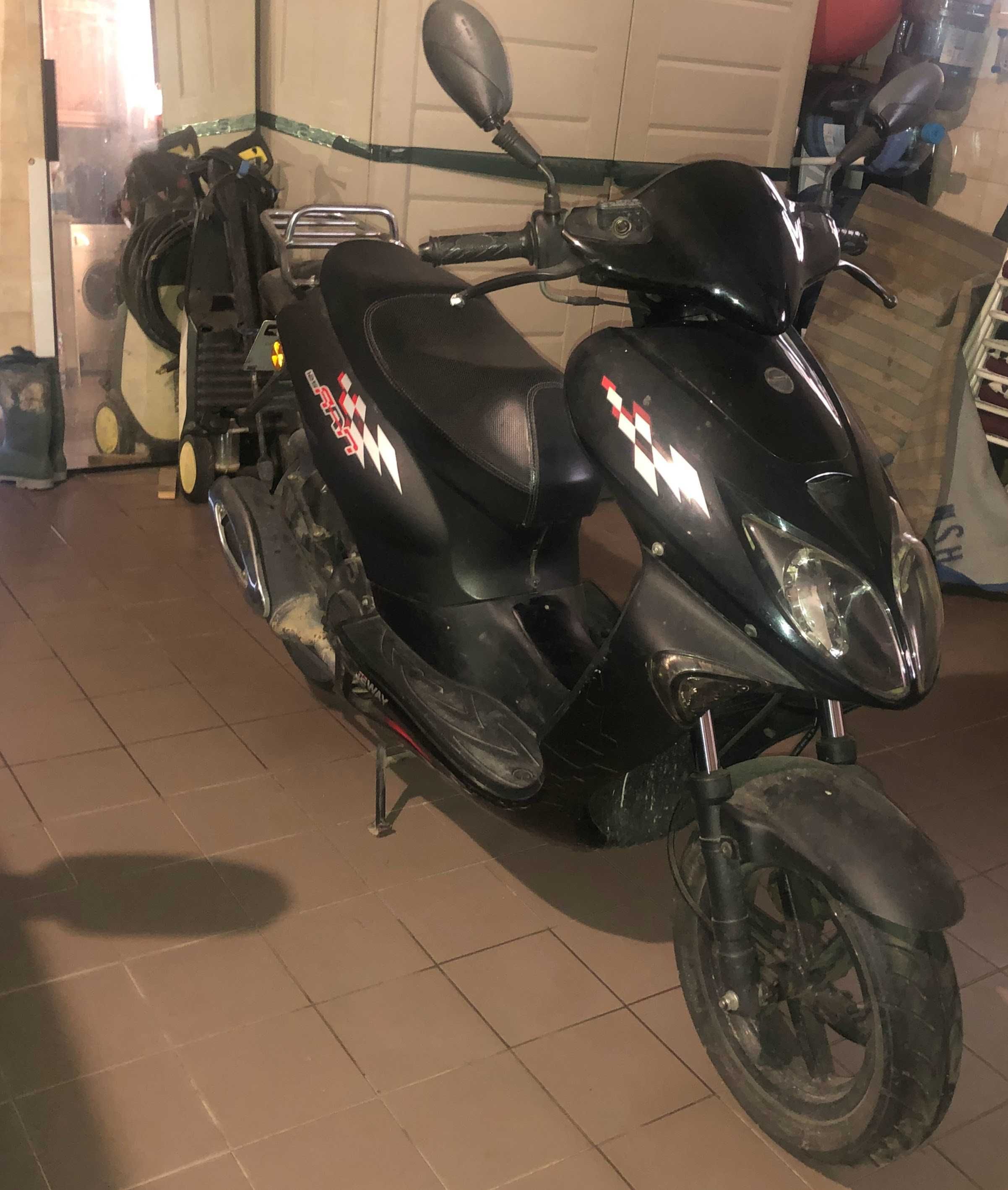 Mota 125 Keeway, pouco uso e de garagem