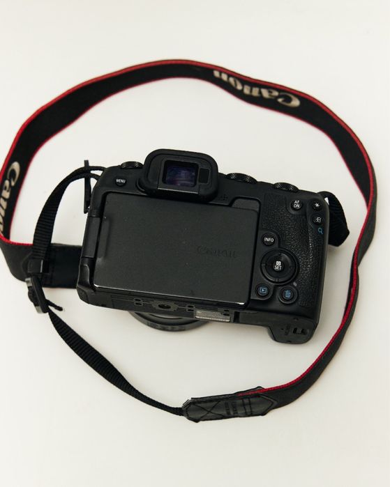 Canon EOS RP +адаптер EF-RF - легка повнофреймова бездзеркальна камера