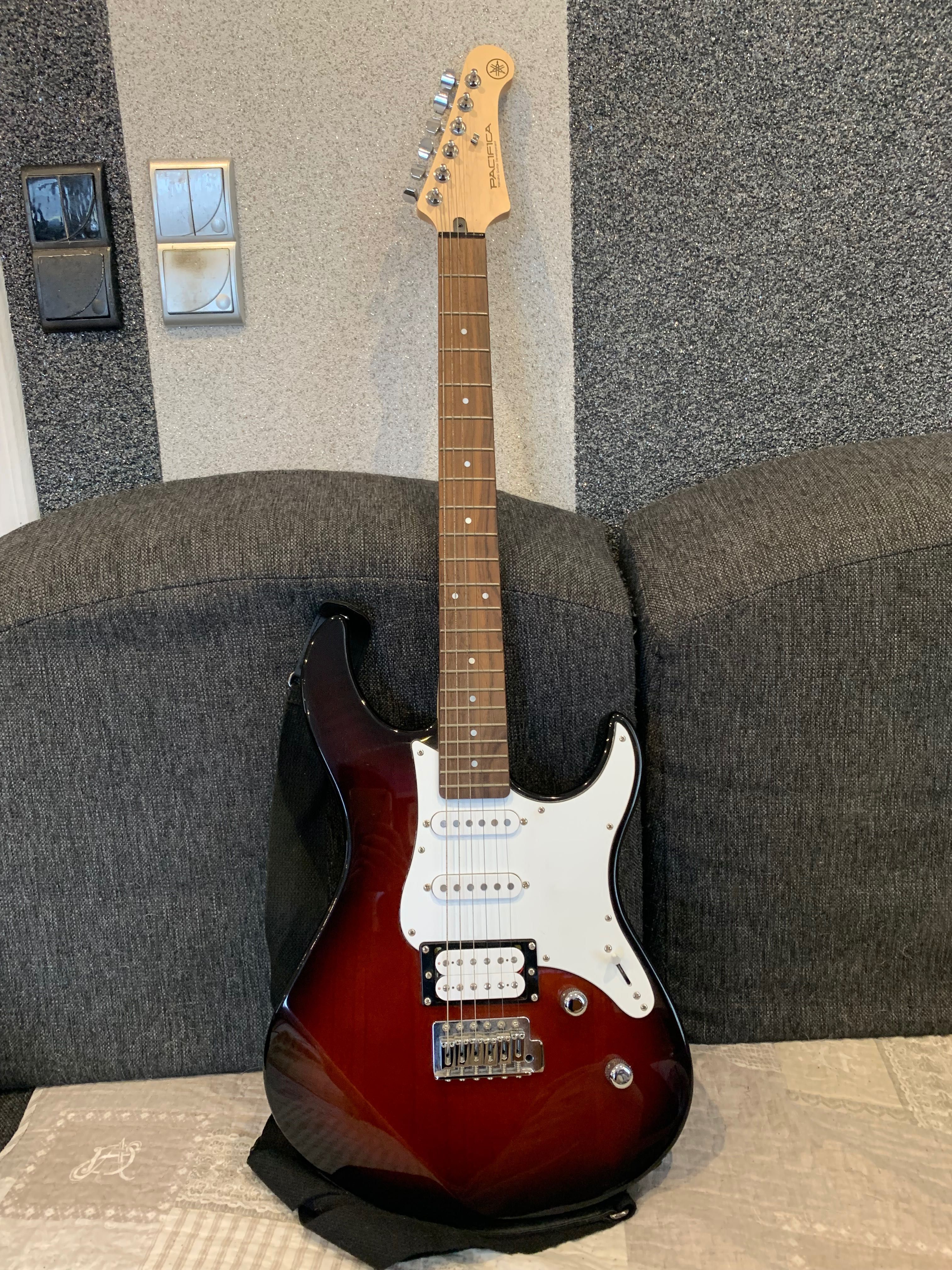 Yamaha Pacyfica 112V SAMA GITARA