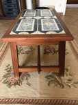 Mesa de sala, de madeira.