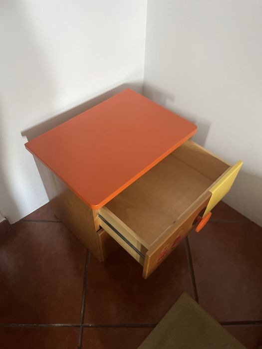 Mesa de cabeceira criança em bom estado