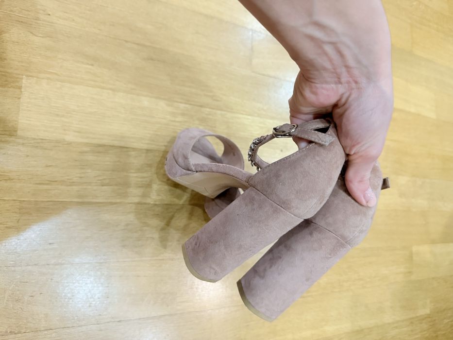 Босоніжки на каблуку Prego