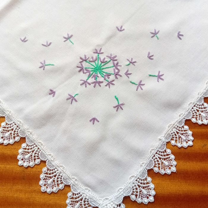 kremowy obrusek 78cm x78cm haft ręczny ,z gipiurą