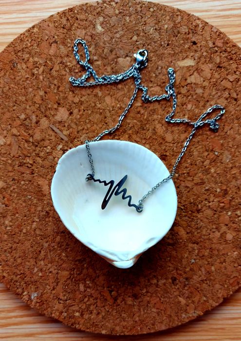 Fio em aço com símbolo cardíaco | NOVO
