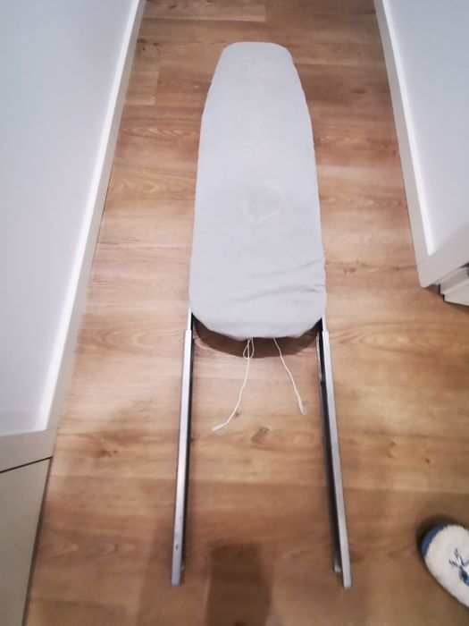 Tábua de passar a ferro embutida e extensível