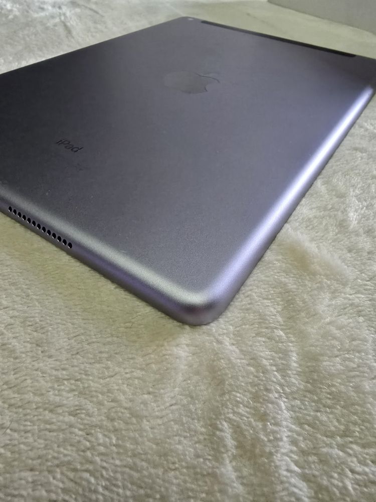 Tablet Apple iPad (6th Gen) 9,7" 1 GB / 32 GB Wi-Fi+LTE Szary