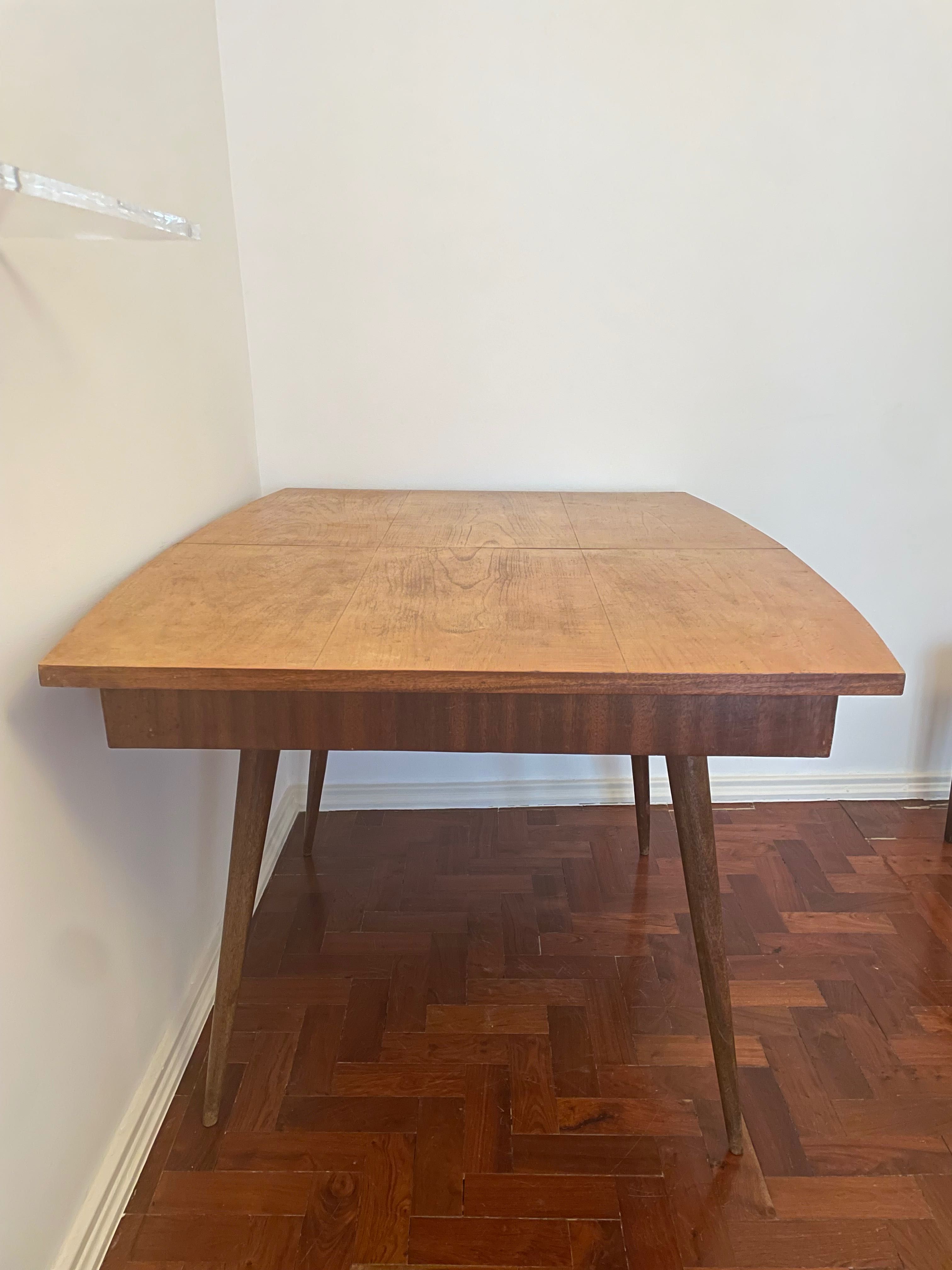 Mesa de jantar pés de palito