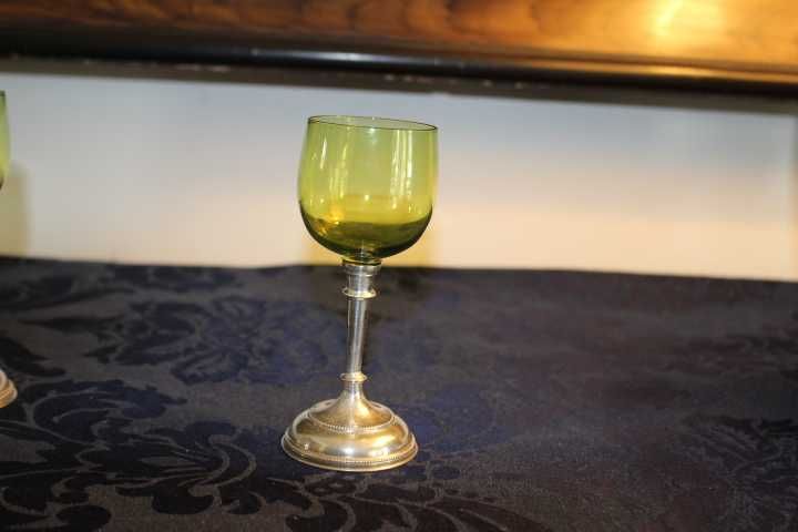 Copos em cristal com pé em prata . Cada 30€