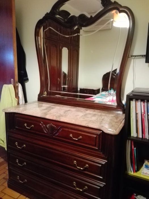Mobília de quarto de casal - Madeira Maciça