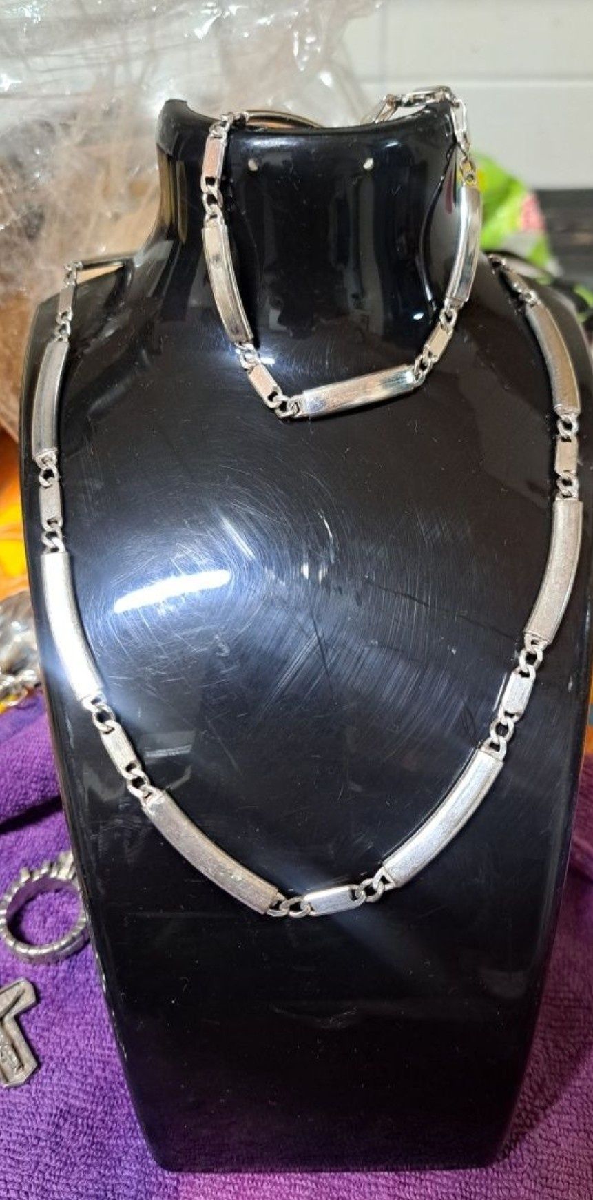 Pulseira e corrente conjunto em prata contrastada.