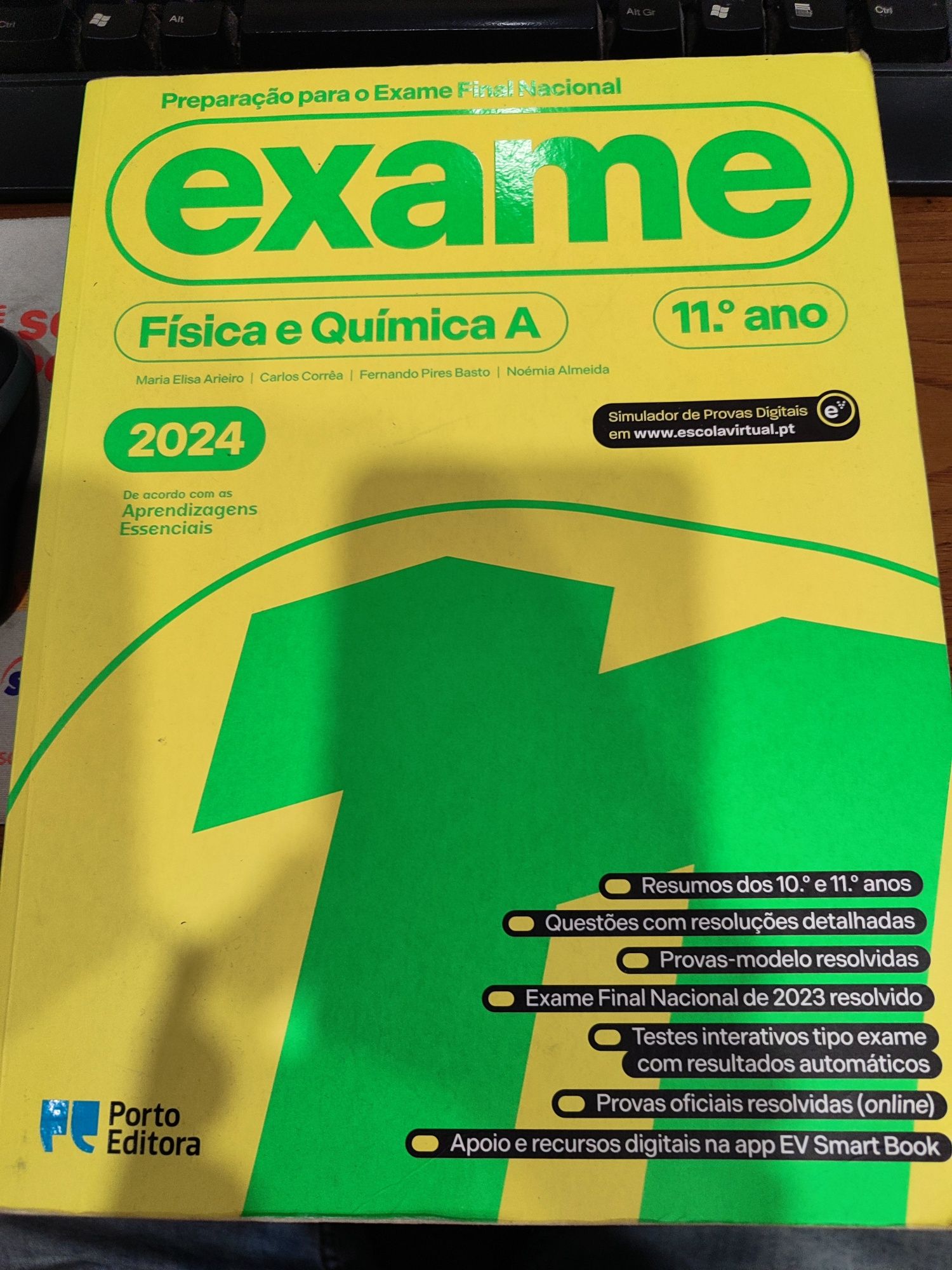 Livro preparação para o exame nacional de física e química A 11ano