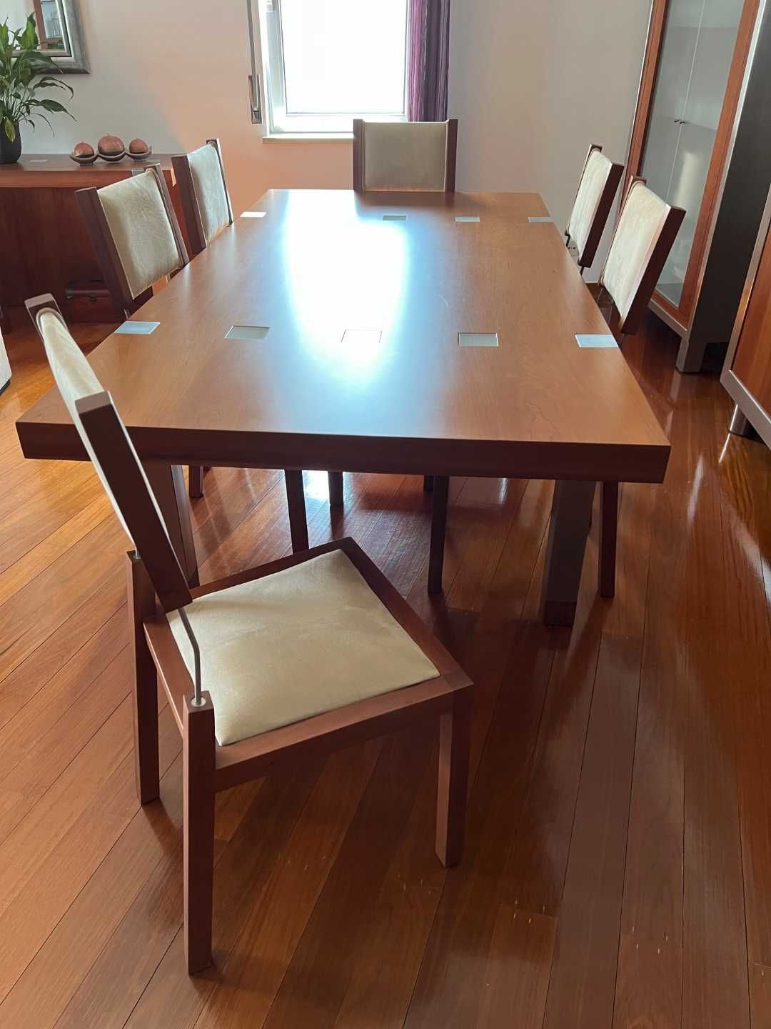 Mesa e cadeiras em madeira de cerejeira